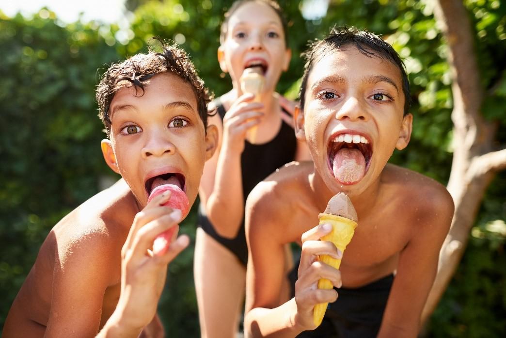 kids eating ice cream